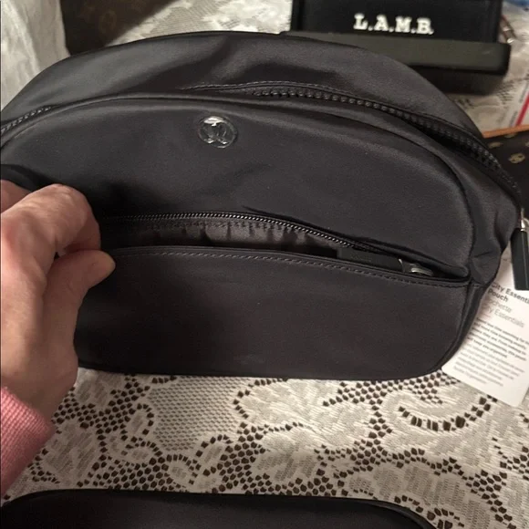 Lululemon 🆕 Black City EssentialsPouch 4L new with tags
